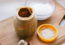 Araquibutirofobia: miedo a la crema de cacahuete pegada al paladar Crema de cacahuete en una cuchara, alimento de textura densa utilizado para explicar la araquibutirofobia.