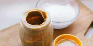 Crema de cacahuete en una cuchara, alimento de textura densa utilizado para explicar la araquibutirofobia.