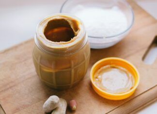 Crema de cacahuete en una cuchara, alimento de textura densa utilizado para explicar la araquibutirofobia.