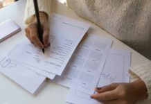 Qué son las pruebas psicométricas: tipos, ejemplos y resultados Persona escribiendo sobre una hoja de papel con un bolígrafo, representación de una prueba de evaluación