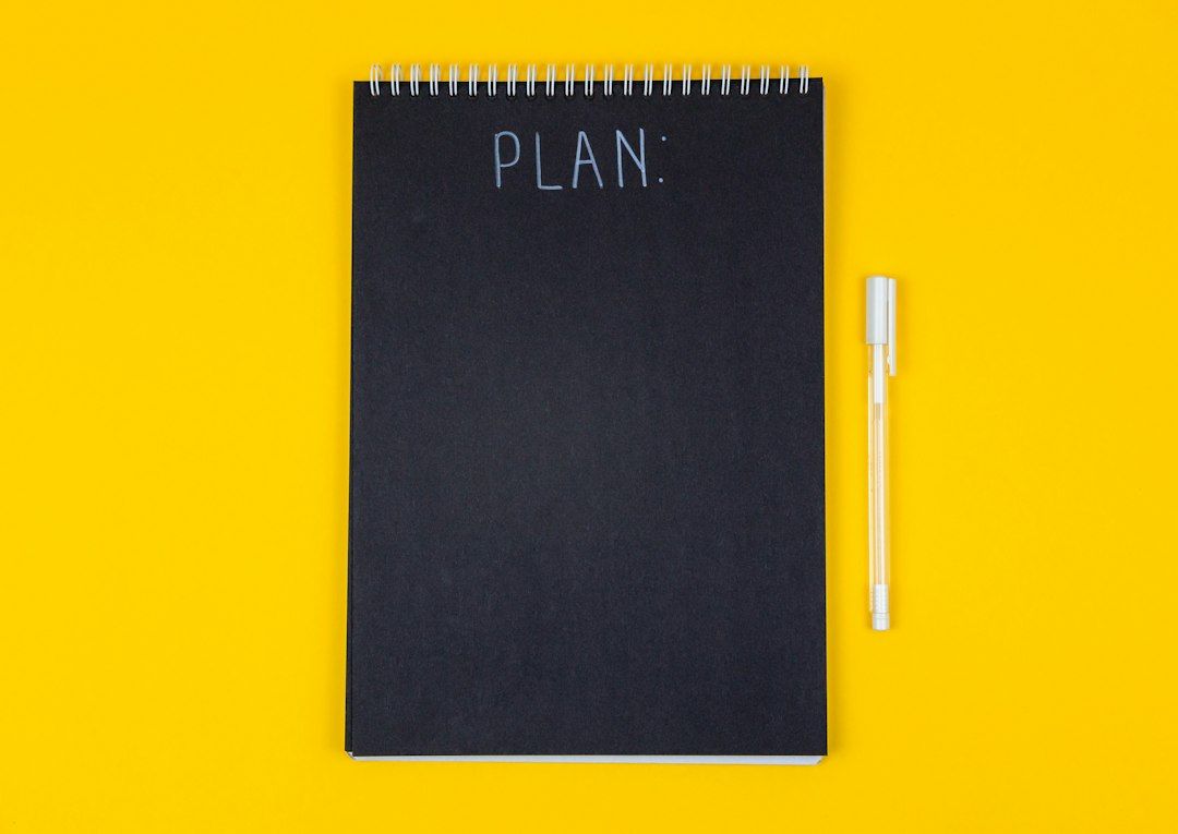 Cuaderno de planificación sobre una mesa amarilla