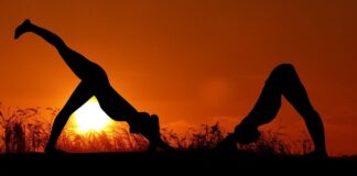 Practicar yoga con tu pareja para fortalecer el vínculo