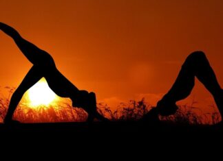 Practicar yoga con tu pareja para fortalecer el vínculo