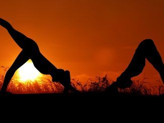 Practicar yoga con tu pareja para fortalecer el vínculo