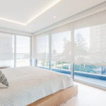 estores enrollables screen blancos en dormitorio con ventanales y vistas exteriores