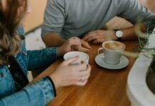 Dos tazas sobre una mesa como escena de conversación