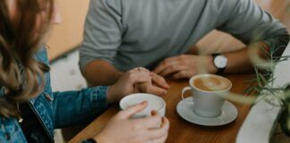 Dos tazas sobre una mesa como escena de conversación