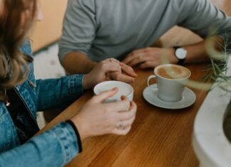 Preguntas para conversar en pareja sin convertirlo todo en una discusión Dos tazas sobre una mesa como escena de conversación