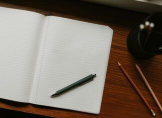 Tiempo para preocuparse: cómo organizar las preocupaciones sin darles todo el día Cuaderno abierto para anotar preocupaciones y siguientes pasos
